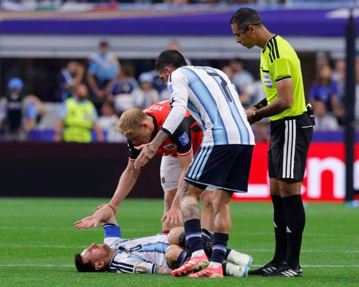 June 22, 2026, Arlington, Texas, USA: Argentina forward LIONEL MESSI (10) lays on the pitch after a collision with Austria midfielder XAVER SCHLAGER (4) during the 2026 FIFA World Cup, WM, Weltmeisterschaft, Fussball Group J match between Argentina and Austria at Dallas Stadium on June 22, 2026 in Arlington, Texas. Arlington USA - ZUMAa325 20260622_zsa_a325_059 Copyright: xDavidxBalleringxIix