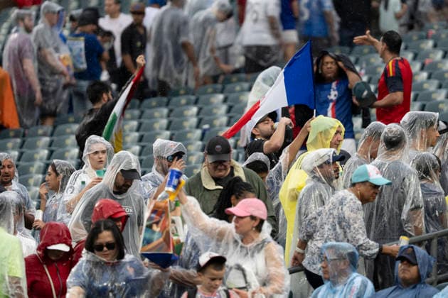 Fans take shelter from the rain during a Group I match of the 2026 FIFA World Cup, WM, Weltmeisterschaft, Fussball between France and Iraq at Lincoln Financial Field in Philadelphia, United States, 22 June 2026. FIFA World Cup 2026 - Group I - France vs Iraq !ACHTUNG: NUR REDAKTIONELLE NUTZUNG!  Copyright: xÁngelxColmenaresx GR2008 20260622-55020678336_1