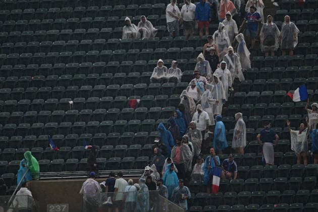 France v Iraq - FIFA World Cup, WM, Weltmeisterschaft, Fussball 2026 - Group I PHILADELPHIA, UNITED STATES - JUNE 22: Fans try to protect themselves from rain during the 2026 FIFA World Cup First Stage Group I match between France and Iraq at Lincoln Financial Field (Philadelphia Stadium) in Philadelphia, Pennsylvania, United States on June 22, 2026. Abdulhamid Hosbas Anadolu Pennsylvania United States. Editorial use only. Please get in touch for any other usage.  Copyright: x2026xAnadoluxAbdulhamidxHosbasx