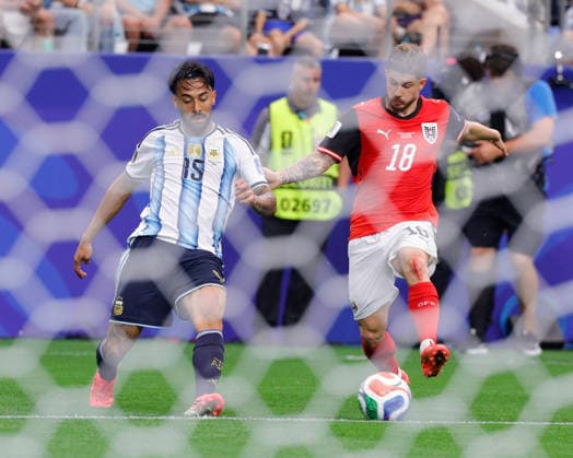 June 22, 2026, Arlington, Texas, USA: Austria midfielder ROMANO SCHMID (18) kicks the ball away from Argentina midfielder NICOLoÂS GONZoÂLEZ (15)during the 2026 FIFA World Cup, WM, Weltmeisterschaft, Fussball Group J match between Argentina and Austria at Dallas Stadium on June 22, 2026 in Arlington, Texas. Arlington USA - ZUMAa325 20260622_zsa_a325_099 Copyright: xDavidxBalleringxIix