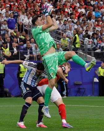 June 22, 2026, Arlington, Texas, USA: Argentina goalkeeper EMILIANO MARTINEZ (23) grabs a shot during the 2026 FIFA World Cup, WM, Weltmeisterschaft, Fussball Group J match between Argentina and Austria at Dallas Stadium. Arlington USA - ZUMAa325 20260622_zsa_a325_046 Copyright: xDavidxBalleringxIix