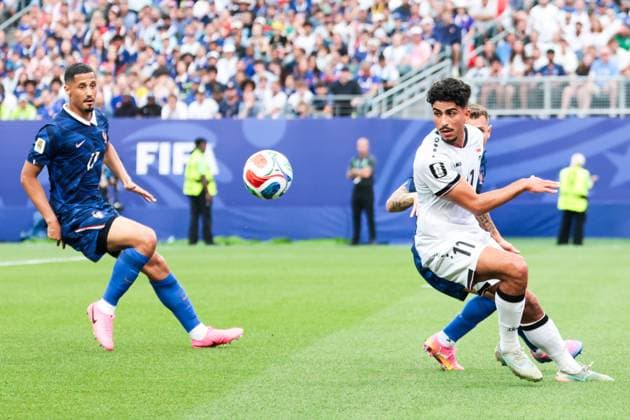 RECORD DATE NOT STATED FIFA World Cup, WM, Weltmeisterschaft, Fussball 2026 - Group I - France v Iraq Ahmed Qasem player of Iraq and William Saliba player of France during the match between France and Iraq in the second round of Group I of the 2026 FIFA World Cup group stage at Philadelphia Stadium, in Philadelphia, United States, on Monday, June 22, 2026.(Foto: Vanessa Carvalho Brazil Photo Press IMAGO) Sports %G Copyright: xVanessaxCarvalhox