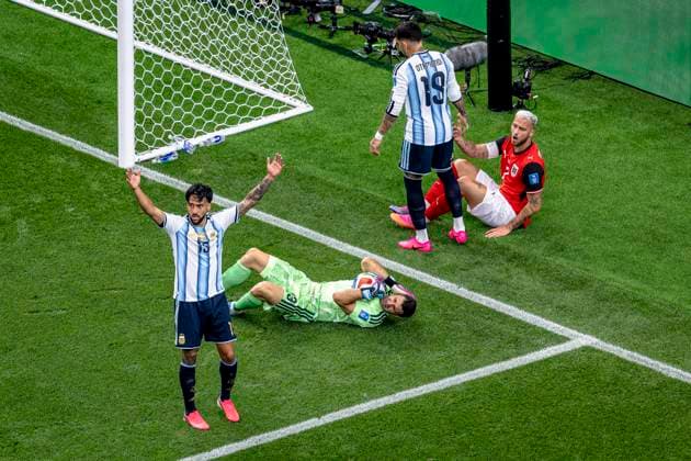 DALLAS - Nico Gonzalez of Argentina, goalkeeper Emiliano Martinez of Argentina, Nicolas Otamendi of Argentina and Marko Arnautovic of Austria during the 2026 World Cup at AT&T Stadium on June 22, 2026 in Dallas United States. (Photo by Stefan Koops EYE4IMAGES DeFodi Images) - *** DALLAS