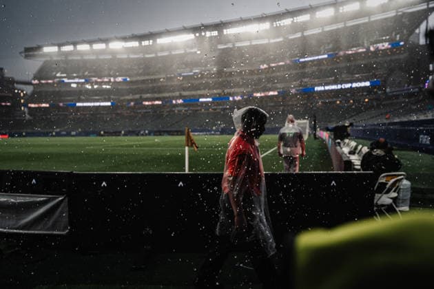Fußball Herren FIFA Fußball-Weltmeisterschaft 2026 Gruppe I Frankreich vs. Irak 22.06.2026 Das Spiel wird durch ein Unwetter Regen Gewitter unterbrochen Philadelphia Philadelphia Stadion Pennsylvania United States of America *** Mens Soccer 2026 FIFA World Cup Group I France vs. Iraq June 22, 2026 The game is interrupted by a storm—rain and thunder—at Philadelphia Stadium in Philadelphia, Pennsylvania, United States of America,detected_source_language
