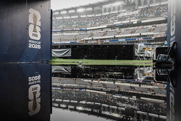 Fußball Herren FIFA Fußball-Weltmeisterschaft 2026 Gruppe I Frankreich vs. Irak 22.06.2026 Das Spiel wird durch ein Unwetter Regen Gewitter unterbrochen Philadelphia Philadelphia Stadion Pennsylvania United States of America *** Mens Soccer 2026 FIFA World Cup Group I France vs. Iraq June 22, 2026 The game is interrupted by a storm—rain and thunder—at Philadelphia Stadium in Philadelphia, Pennsylvania, United States of America,detected_source_language