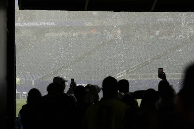 FIFA World Cup, WM, Weltmeisterschaft, Fussball 2026 - Group I - France vs Iraq People wait in a tunnel as the match is suspended due to a severe thunderstorm during the FIFA World Cup 2026 group stage match France against Iraq, in Philadelphia, Pennsylvania, USA, 22 June 2026. PHILADELPHIA United States  Copyright: xWILLxOLIVERx