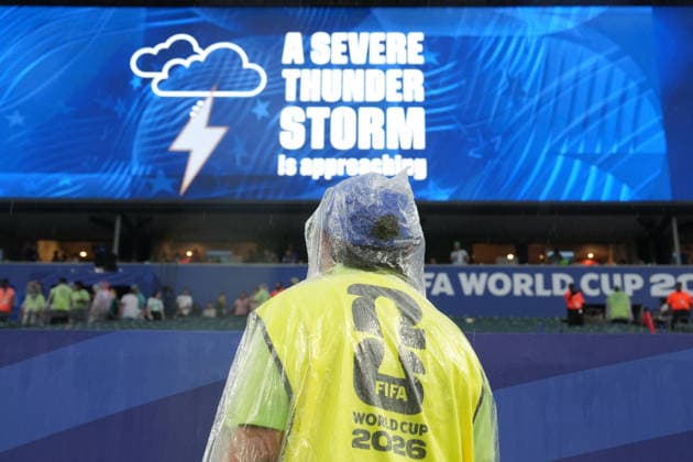 A FIFA volunteer looks at a severe thunderstorm warning during a Group I match of the 2026 FIFA World Cup, WM, Weltmeisterschaft, Fussball between France and Iraq at Lincoln Financial Field in Philadelphia, United States, 22 June 2026. The start of the second half of the Group I match between France and Iraq was postponed due to a thunderstorm. France-Iraq Match Suspended Due to Thunderstorm in Philadelphia !ACHTUNG: NUR REDAKTIONELLE NUTZUNG!  Copyright: xÁngelxColmenaresx GR2010 20260622-55020678508_1
