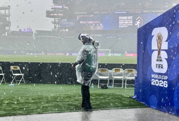 France v Iraq - FIFA World Cup, WM, Weltmeisterschaft, Fussball 2026 - Group I PHILADELPHIA, UNITED STATES - JUNE 22: A photojournalist is seen during the downpour as the game has been delayed by at least 30 minutes due to thunderstorms in the area at the halftime of the 2026 FIFA World Cup First Stage Group I match between France and Iraq at Lincoln Financial Field (Philadelphia Stadium) in Philadelphia, Pennsylvania, United States on June 22, 2026. Abdulhamid Hosbas Anadolu Philadelphia United States. Editorial use only. Please get in touch for any other usage.  Copyright: x2026xAnadoluxAbdulhamidxHosbasx