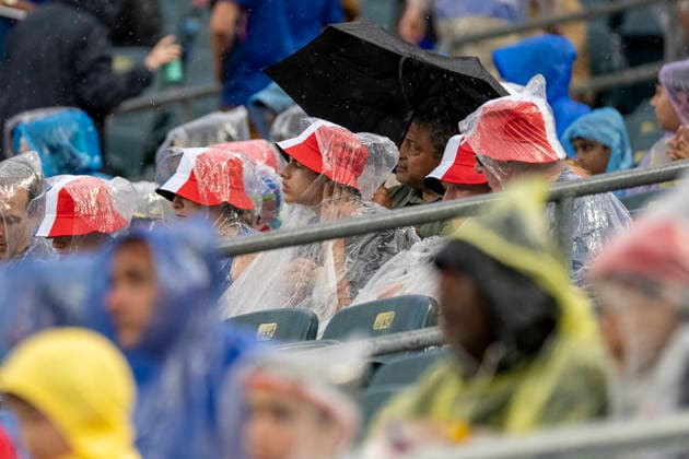 Fans take shelter from the rain during a Group I match of the 2026 FIFA World Cup, WM, Weltmeisterschaft, Fussball between France and Iraq at Lincoln Financial Field in Philadelphia, United States, 22 June 2026. The start of the second half of the Group I match between France and Iraq was postponed due to a thunderstorm. France-Iraq Match Suspended Due to Thunderstorm in Philadelphia !ACHTUNG: NUR REDAKTIONELLE NUTZUNG!  Copyright: xÁngelxColmenaresx GR2031 20260622-55020678516_1
