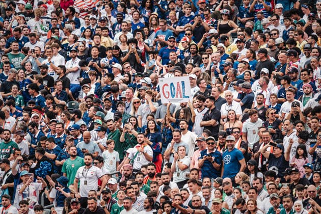 Fußball Herren FIFA Fußball-Weltmeisterschaft 2026 Gruppe I Frankreich vs. Irak 22.06.2026 Ein Fan hält ein Schild mit der Aufschrift Goal Tor Philadelphia Philadelphia Stadion Pennsylvania United States of America *** Mens Soccer 2026 FIFA World Cup Group I France vs. Iraq June 22, 2026 A fan holds a sign that reads Goal at Philadelphia Stadium in Philadelphia, Pennsylvania, United States of America,detected_source_language
