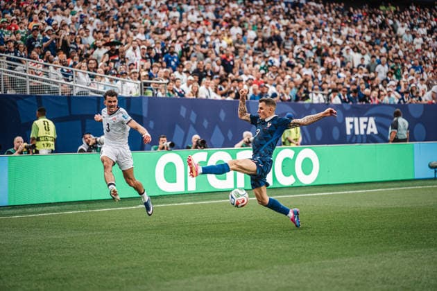 Fußball Herren FIFA Fußball-Weltmeisterschaft 2026 Gruppe I Frankreich vs. Irak 22.06.2026 v.l. Hussein Ali ( 3, Irak) bringt einen Ball gegen Lucas Digne ( 3, Frankreich) herein Philadelphia Philadelphia Stadion Pennsylvania United States of America *** Mens Soccer 2026 FIFA World Cup Group I France vs. Iraq June 22, 2026 at Hussein Ali Stadium, Philadelphia, Pennsylvania, United States of America; Hussein Ali scores 3, Iraq scores a goal against Lucas Digne 3, France,detected_source_language