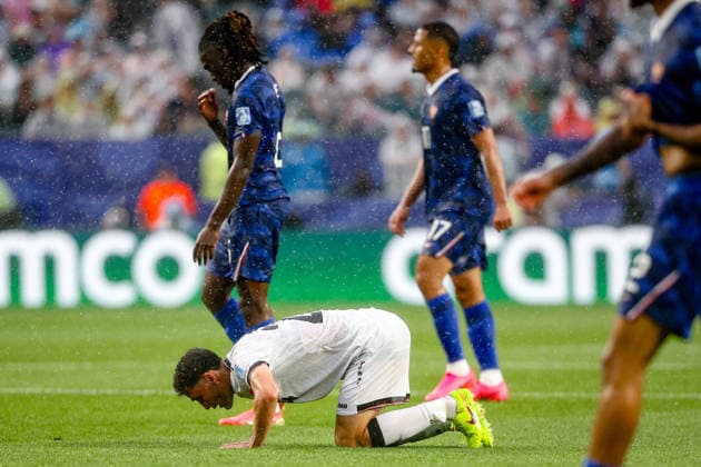 June 22, 2026, Philadelphia, Pennsylvania, USA: ZAID ISMAIL of Iraq kisses the ground at the end of the first half of the 2026 FIFA World Cup, WM, Weltmeisterschaft, Fussball Group I match at Philadelphia Stadium in Philadelphia, PA on June 22, 2026. Philadelphia USA - ZUMAm283 20260622_zsp_m283_036 Copyright: xBillyxMyersx