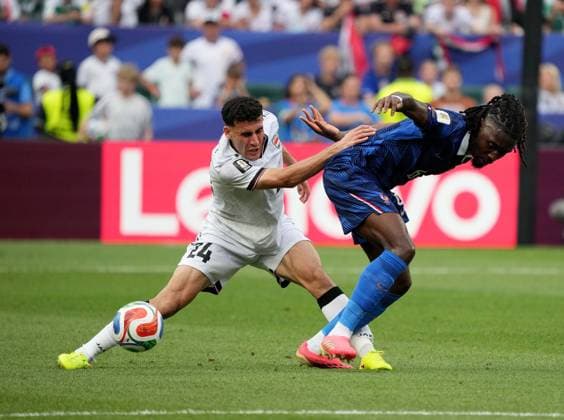 June 22, 2026, Philadelphia, Pennsylvania, USA: France s midfielder 6 Manu Kone (R) and Iraqs midfielder 24 Zaid Ismael (L) vie for the ball during the 2026 World Cup Group I football match between France and Iraq at Lincoln Financial Field Stadium in Philadelphia, Pennsylvania, USA, on June 22, 2026. Philadelphia USA - ZUMAs337 20260622_znp_s337_008 Copyright: xGentxShkullakux