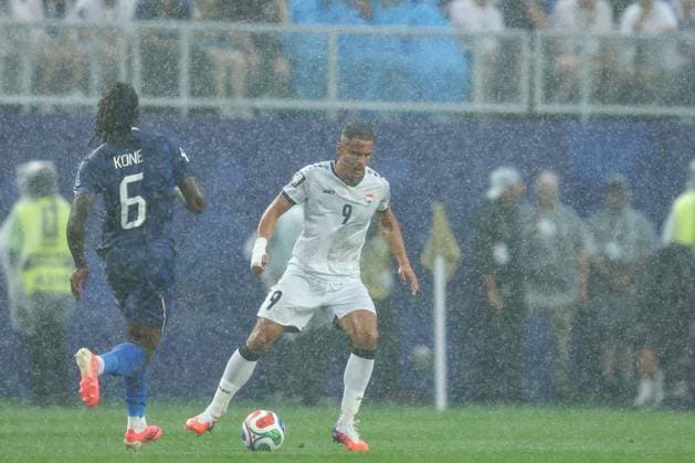 France-Iraq World Cup game suspended due to severe weather alert PHILADELPHIA, PENNSYLVANIA JUNE 22: The FIFA World Cup, WM, Weltmeisterschaft, Fussball 2026 Group I match between France and Iraq at Philadelphia Stadium was suspended at halftime due to severe thunderstorms and lightning in the area on June 22, 2026. France led 1 0 through a first-half goal by Kylian MbappÃ before FIFA halted play and instructed spectators to seek shelter inside the stadium. Under local safety protocols, the match could only resume after a prolonged period without lightning strikes in the vicinity. PHILADELPHIA United States of America Copyright: x xAymanxArefxMohamedxSaadxElxDinx xJNAxPressx
