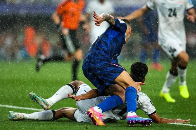 France-Iraq World Cup game suspended due to severe weather alert PHILADELPHIA, PENNSYLVANIA JUNE 22: The FIFA World Cup, WM, Weltmeisterschaft, Fussball 2026 Group I match between France and Iraq at Philadelphia Stadium was suspended at halftime due to severe thunderstorms and lightning in the area on June 22, 2026. France led 1 0 through a first-half goal by Kylian MbappÃ before FIFA halted play and instructed spectators to seek shelter inside the stadium. Under local safety protocols, the match could only resume after a prolonged period without lightning strikes in the vicinity. PHILADELPHIA United States of America Copyright: x xAymanxArefxMohamedxSaadxElxDinx xJNAxPressx