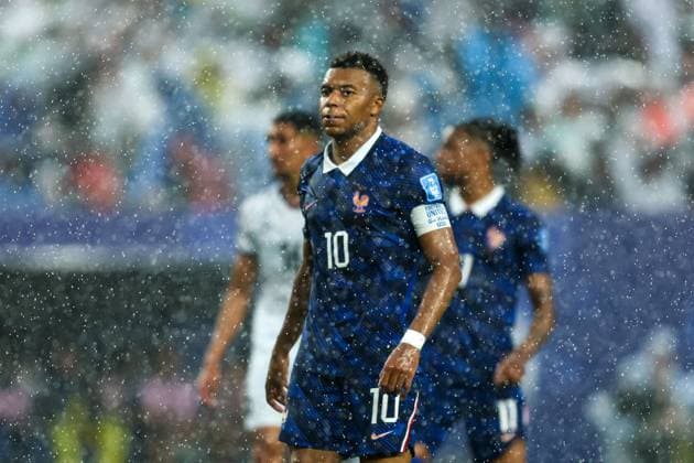 France-Iraq World Cup game suspended due to severe weather alert PHILADELPHIA, PENNSYLVANIA JUNE 22: Kylian MbappÃ ( 10) The FIFA World Cup, WM, Weltmeisterschaft, Fussball 2026 Group I match between France and Iraq at Philadelphia Stadium was suspended at halftime due to severe thunderstorms and lightning in the area on June 22, 2026. France led 1 0 through a first-half goal by Kylian MbappÃ before FIFA halted play and instructed spectators to seek shelter inside the stadium. Under local safety protocols, the match could only resume after a prolonged period without lightning strikes in the vicinity. PHILADELPHIA United States of America Copyright: x xAymanxArefxMohamedxSaadxElxDinx xJNAxPressx