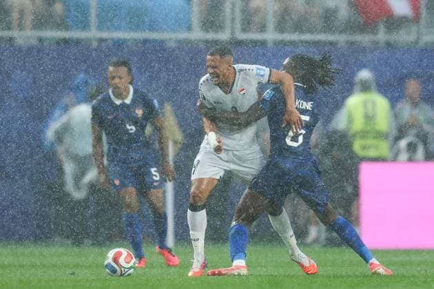 France-Iraq World Cup game suspended due to severe weather alert PHILADELPHIA, PENNSYLVANIA JUNE 22: The FIFA World Cup, WM, Weltmeisterschaft, Fussball 2026 Group I match between France and Iraq at Philadelphia Stadium was suspended at halftime due to severe thunderstorms and lightning in the area on June 22, 2026. France led 1 0 through a first-half goal by Kylian MbappÃ before FIFA halted play and instructed spectators to seek shelter inside the stadium. Under local safety protocols, the match could only resume after a prolonged period without lightning strikes in the vicinity. PHILADELPHIA United States of America Copyright: x xAymanxArefxMohamedxSaadxElxDinx xJNAxPressx