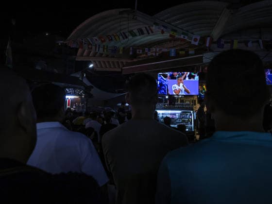 June 22, 2026, Erbil, Kurdistan Region, Iraq: ERBIL IRAQ JUNE 2026 Iraqi football fans gather in the city of Erbil to watch the 2026 FIFA World Cup, WM, Weltmeisterschaft, Fussball matches. Fans are seen showing their support for their favorite teams including the Iraqi and French national teams in the area near the historic Erbil Citadel and the popular Iskan district Erbil Iraq - ZUMAr205 20260622_zip_r205_003 Copyright: xSaburxRashidx