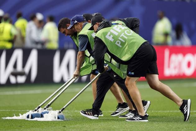PHILADELPHIA - Groundsmen remove water from the pitch during the FIFA 2026 World Cup Group I match between France and Iraq at Philadelphia Stadium on June 22, 2026, in Philadelphia, United States. MAURICE VAN STEEN ANP FIFA World Cup, WM, Weltmeisterschaft, Fussball 2026 2026 xVIxANPxSportx xMauricexvanxSteenxIVx 561699288 originalFilename: 561699288.jpg
