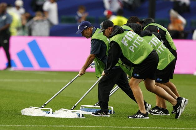 FIFA World Cup, WM, Weltmeisterschaft, Fussball 2026 - Group I - France vs Iraq Stadium personeel push water off the pitch as they prepare for the match to return from suspension due to heavy rain during the FIFA World Cup 2026 group stage match France against Iraq, in Philadelphia, Pennsylvania, USA, 22 June 2026. PHILADELPHIA United States  Copyright: xWILLxOLIVERx