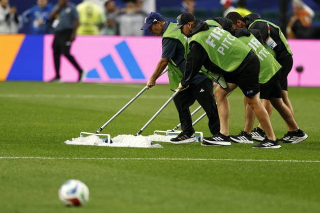 FIFA World Cup, WM, Weltmeisterschaft, Fussball 2026 - Group I - France vs Iraq Stadium personeel push water off the pitch as they prepare for the match to return from suspension due to heavy rain during the FIFA World Cup 2026 group stage match France against Iraq, in Philadelphia, Pennsylvania, USA, 22 June 2026. PHILADELPHIA United States  Copyright: xWILLxOLIVERx