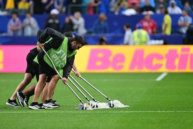 France v Iraq - FIFA World Cup, WM, Weltmeisterschaft, Fussball 2026 - Group I PHILADELPHIA, UNITED STATES - JUNE 22: Grounds staffs clear water from the pitch after a weather delay during the FIFA World Cup 2026 Group I match between France and Iraq at Philadelphia Stadium on June 22, 2026 in Philadelphia, Pennsylvania. Abdulhamid Hosbas Anadolu Pennsylvania United States. Editorial use only. Please get in touch for any other usage.  Copyright: x2026xAnadoluxAbdulhamidxHosbasx