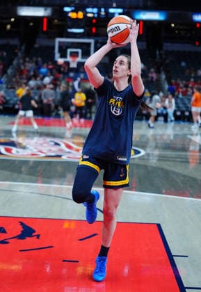 INDIANAPOLIS, IN - JUNE 22: Indiana Fever guard Caitlin Clark (22) warms up before the game against the Phoenix Mercury on June 22, 2026, at Gainbridge Fieldhouse in Indianapolis, Indiana. (Photo by Brian Spurlock Icon Sportswire) WNBA, Basketball Damen, USA JUN 22 Phoenix Mercury at Indiana Fever EDITORIAL USE ONLY Icon26062212