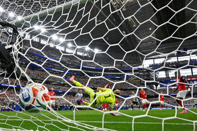 (L-R) Konrad LAIMER (AUT), Lautaro Martinez (ARG), David ALABA (AUT), Alexander SCHLAGER (AUT), Michael GREGORITSCH (AUT), Lionel Messi (ARG), Marcel SABITZER (AUT), Paul WANNER (AUT), Kevin DANSO (AUT), JUNE 22, 2026 - Football Soccer : FIFA World Cup, WM, Weltmeisterschaft, Fussball 2026 Group J match between Argentina 2-0 Austria at Dallas Stadium in Arlington, Texas, USA.  aflo_335404019 KenjiroxMatsuox
