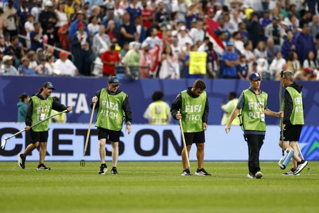 FIFA World Cup, WM, Weltmeisterschaft, Fussball 2026 - Group I - France vs Iraq Stadium personnel inspect the pitch ahead of the second half of the FIFA World Cup 2026 group stage match France against Iraq, in Philadelphia, Pennsylvania, USA, 22 June 2026. PHILADELPHIA United States  Copyright: xWILLxOLIVERx