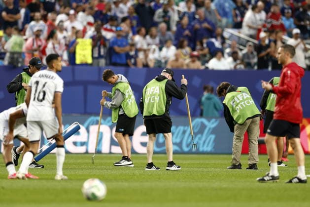 FIFA World Cup, WM, Weltmeisterschaft, Fussball 2026 - Group I - France vs Iraq Stadium personnel inspect the pitch ahead of the second half of the FIFA World Cup 2026 group stage match France against Iraq, in Philadelphia, Pennsylvania, USA, 22 June 2026. PHILADELPHIA United States  Copyright: xWILLxOLIVERx