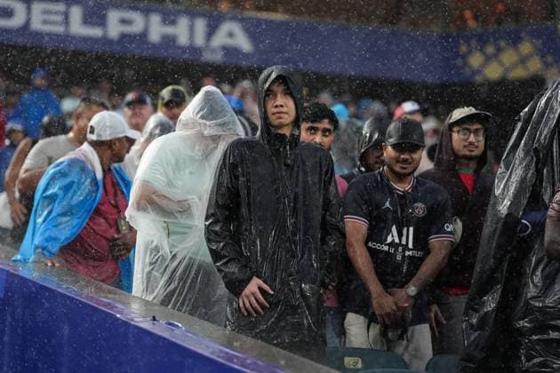 A France fan in the rain France v Iraq, 2026 FIFA World Cup, WM, Weltmeisterschaft, Fussball Group I, Football, Philadelphia Stadium, Philadelphia, Pennsylvania, USA - 22 Jun 2026Philadelphia Philadelphia Stadium Pennsylvania (PA) United States of America  Copyright: xIsmaelxAdnan Shutterstockx 16950632cb
