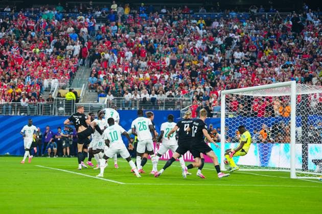 Edouard Mendy of Senegal makes a header Norway v Senegal, 2026 FIFA World Cup, WM, Weltmeisterschaft, Fussball Group I, Football, New York New Jersey Stadium, East Rutherford, New Jersey, USA - 22 Jun 2026East Rutherford New York New Jersey Stadium New Jersey (NJ) United States of America EDITORIAL USE ONLY No use with unauthorised audio, video, data, fixture lists, club league logos or live services. Online in-match use limited to 120 images, no video emulation. No use in betting, games or single club league player publications.  Copyright: xJavierxGarcia Shutterstockx 16949464l