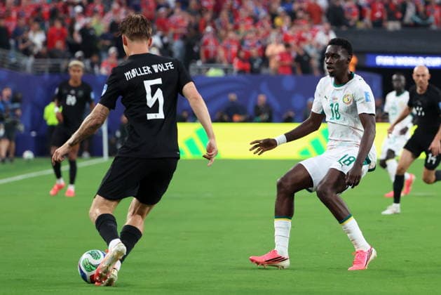 FIFA World Cup, WM, Weltmeisterschaft, Fussball 2026 - Group I - Norway vs Senegal David Moller Wolfe of Norway (L) in action against Ismaila Sarr of Senegal (R) during the FIFA World Cup 2026 group stage match Norway against Senegal, in East Rutherford, New Jersey, USA, 22 June 2026. East Rutherford United States  Copyright: xOLGAxFEDOROVAx