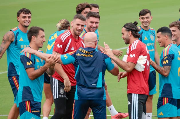 Spanish players celebrate head coach Luis de la Fuente s (C) birthday during a training session in Chattanooga, United States, 22 June 2026. Spain s training session ahead of their match against Uruguay !ACHTUNG: NUR REDAKTIONELLE NUTZUNG!  Copyright: xLavandeiraxjrx GR2076 20260623-55020678712_1
