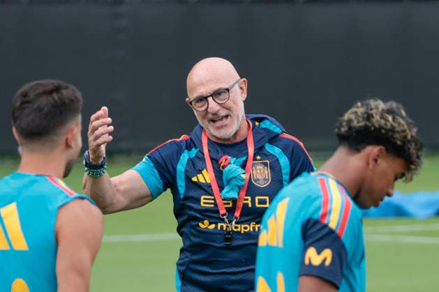 Spanish players celebrate head coach Luis de la Fuente s (C) birthday during a training session in Chattanooga, United States, 22 June 2026. Spain s training session ahead of their match against Uruguay !ACHTUNG: NUR REDAKTIONELLE NUTZUNG!  Copyright: xLavandeiraxjrx GR2043 20260623-55020678716_1