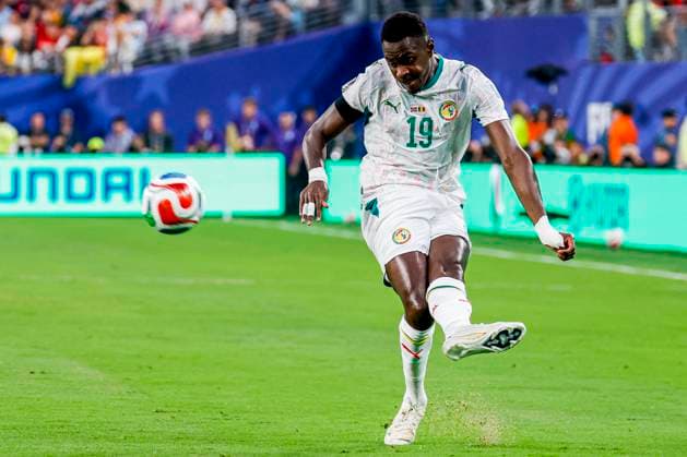 Moussa Niakhate of Senegal passes the ball Norway v Senegal, Group I - FIFA World Cup, WM, Weltmeisterschaft, Fussball 2026, Norway v Senegal, New York New Jersey Stadium, June 22, 2026, East Rutherford, United States.