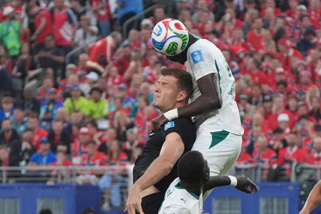 Moussa Niakhate (Senegal, 19) verteidigt gegen Alexander Sorloth (Norwegen, Norway, 7) - New York 22.06.2026: Norwegen vs. Senegal, MetLife Stadium, World Cup 26 Gruppe I, 2. Spieltag *** Moussa Niakhate (Senegal, 19) defends against Alexander Sorloth (Norway, 7) New York, June 22, 2026 Norway vs. Senegal, MetLife Stadium, World Cup 26 Group I, Matchday 2,detected_source_language