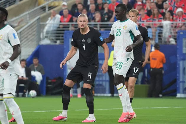 Erling Haaland (Norwegen, Norway, 9) bewacht von El Hadji Diouf (Senegal, 25) - New York 22.06.2026: Norwegen vs. Senegal, MetLife Stadium, World Cup 26 Gruppe I, 2. Spieltag *** Erling Haaland, Norway, No. 9, marked by El Hadji Diouf, Senegal, No. 25; New York, June 22, 2026; Norway vs. Senegal, MetLife Stadium, World Cup 26, Group I, Matchday 2,detected_source_language