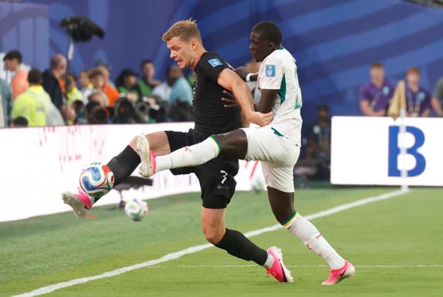 Senegal s El Hadji Malick Diouf and Norway s Alexander Sorloth fight for the ball in the first half of a FIFA World Cup, WM, Weltmeisterschaft, Fussball match at New York New Jersey Stadium in East Rutherford, New Jersey, on Monday, June 22, 2026.  NYP20260622906 JOHNxANGELILLO