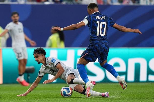 Kylian MbappÃ of France pressures Zidane Iqbal of Iraq France v Iraq, 2026 FIFA World Cup, WM, Weltmeisterschaft, Fussball Group I, Football, Philadelphia Stadium, Philadelphia, Pennsylvania, USA - 22 Jun 2026Philadelphia Philadelphia Stadium Pennsylvania (PA) United States of America  Copyright: xIsmaelxAdnan Shutterstockx 16950632cg