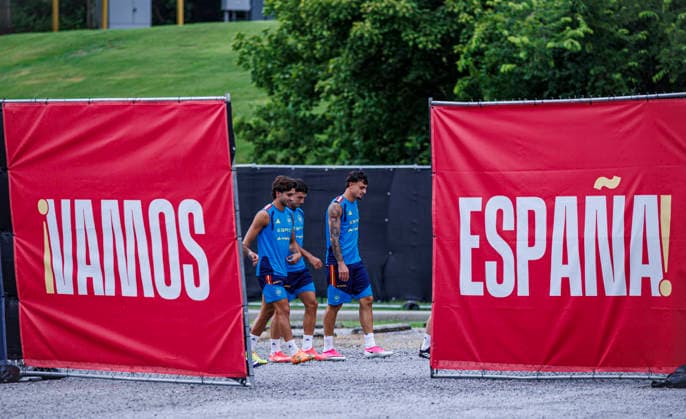 Spain national team, Nationalteam World Cup 22 06 2026 Ferran Torres of Spain (L) Martin Zubimendi of Spain (C) and Marc Pubill of Spain (R) during the Spanish national team s training session at their World Cup base camp at the Baylor School in Chattanooga, United States of America on June 22, 2026. Photo (PGS Photo Agency) Chattanooga Copyright: xPGSxPhotoxAgencyx