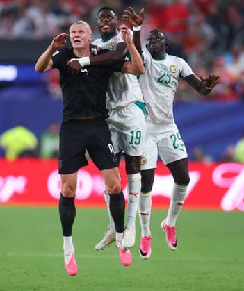 New Jersey, USA, 22nd June 2026. Erling Haaland of Norway challeges for the ball with Moussa Niakhate (C) an El Hadji Malick Diouf of Senegal during the Norway vs Senegal FIFA World Cup, WM, Weltmeisterschaft, Fussball match at Metlife Stadium, New Jersey. Picture credit should read: Paul Terry Sportimage EDITORIAL USE ONLY. No use with unauthorised audio, video, data, fixture lists, club league logos or live services. Online in-match use limited to 120 images, no video emulation. No use in betting, games or single club league player publications. SPI_013_PT_Norway_Senegal SPI-4838-0013