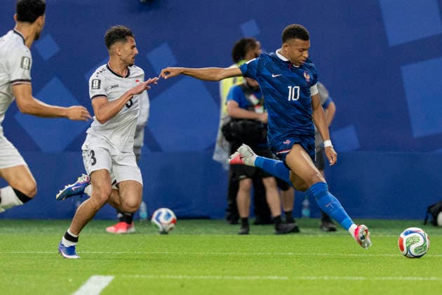 Kylian Mbappe (R) of France vies for the ball with Hussein Ali of Iraq during a Group I match of the 2026 FIFA World Cup, WM, Weltmeisterschaft, Fussball between France and Iraq at Lincoln Financial Field in Philadelphia, United States, 22 June 2026. FIFA World Cup 2026 - Group I - France vs Iraq !ACHTUNG: NUR REDAKTIONELLE NUTZUNG!  Copyright: xÁngelxColmenaresx GR2080 20260623-55020678778_1