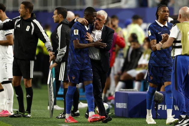 FIFA World Cup, WM, Weltmeisterschaft, Fussball 2026 - Group I - France vs Iraq Ousmane Dembele of France (L) talks with his head coach Didier Deschamps as he leaves the pitch during the FIFA World Cup 2026 group stage match France against Iraq, in Philadelphia, Pennsylvania, USA, 22 June 2026. PHILADELPHIA United States  Copyright: xWILLxOLIVERx