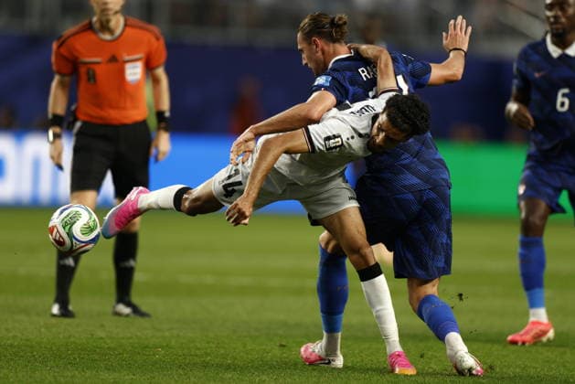 FIFA World Cup, WM, Weltmeisterschaft, Fussball 2026 - Group I - France vs Iraq Zidane Iqbal of Iraq (front) in action against Adrien Rabiot of France during the FIFA World Cup 2026 group stage match France against Iraq, in Philadelphia, Pennsylvania, USA, 22 June 2026. PHILADELPHIA United States  Copyright: xWILLxOLIVERx