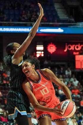 June 22, 2026, Uncasville, Connecticut, USA: Connecticut Sun center Olivia Nelson-Ododa (10) drives to the net as Chicago Sky forward center Azura Stevens (30) defends at Mohegan Sun Arena WNBA, Basketball Damen, USA 2026: Chicago Sky At Connecticut Sun  - ZUMAw109 20260622_fap_w109_001 Copyright: xDebbyxWongx