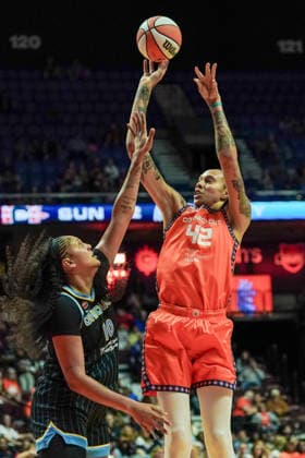 June 22, 2026, Uncasville, Connecticut, USA: Connecticut Sun center Brittney Griner (42) goes up for a shot as Chicago Sky center Kamilla Cardoso (10) defends at Mohegan Sun Arena WNBA, Basketball Damen, USA 2026: Chicago Sky At Connecticut Sun  - ZUMAw109 20260622_fap_w109_003 Copyright: xDebbyxWongx