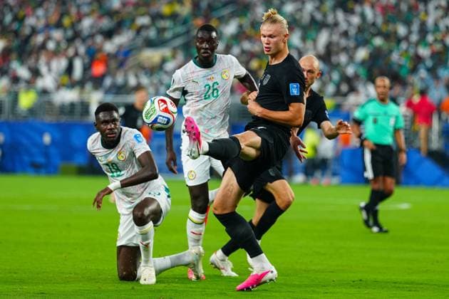 Erling Haaland of Norway looks to control the ball Norway v Senegal, 2026 FIFA World Cup, WM, Weltmeisterschaft, Fussball Group I, Football, New York New Jersey Stadium, East Rutherford, New Jersey, USA - 22 Jun 2026East Rutherford New York New Jersey Stadium New Jersey (NJ) United States of America EDITORIAL USE ONLY No use with unauthorised audio, video, data, fixture lists, club league logos or live services. Online in-match use limited to 120 images, no video emulation. No use in betting, games or single club league player publications.  Copyright: xJavierxGarcia Shutterstockx 16949464t