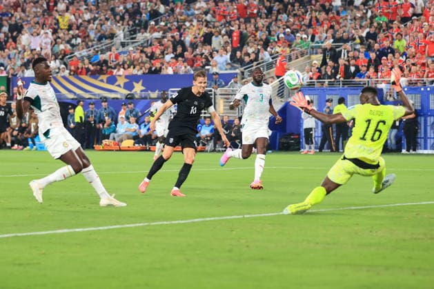 Football - FIFA World Cup, WM, Weltmeisterschaft, Fussball - Group I - Norway v Senegal 22nd June 2026 - FIFA World Cup - Group I - Norway v Senegal - Senegal goalkeeper Edouard Mendy saves a shot from Martin Odegaard of Norway - Photo: Simon Stacpoole Offside. New Jersey USA *** Fußball – FIFA-Weltmeisterschaft, Gruppe I  Copyright: xSimonxStacpoolexOffside