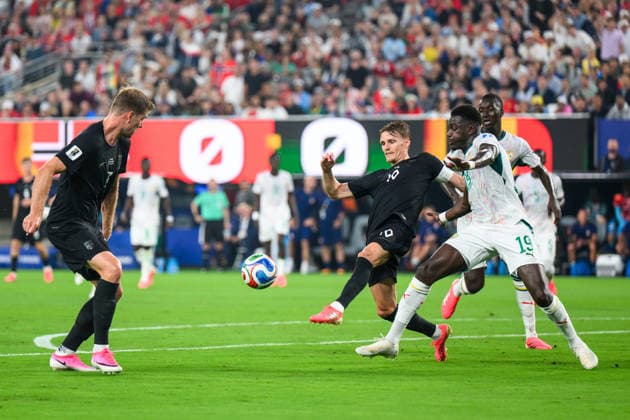 260622 Alexander Sorloth and Martin odegaard of Norway against Moussa Niakhate of Senegal during the FIFA World Cup, WM, Weltmeisterschaft, Fussball 2026 group stage football match between Norway and Senegal on June 22, 2026 in New Jersey. Photo: Jon Olav Nesvold BILDBYRAN COP 217 VG0963 bbeng fotboll football soccer fotball vm fotbolls-vm fotball-vm fotbolls-vm 2026 fifa world cup 2026 new york norge norway senegal *** June 22, 2026  Copyright: JONxOLAVxNESVOLD BB260622JE039
